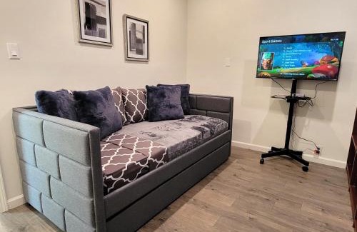 Pico - Robertson Apartamento | Perfectly located Pico Robertson 3 bedroom apartment Walk to restaurants WIFI TV Game Console Parking 5 minutes to Rodeo Drive