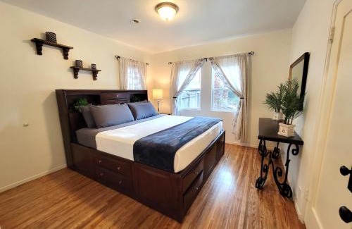 Pico - Robertson Apartamento | Perfectly located Pico Robertson ground floor 3 bedroom apartment Walk to restaurants WIFI TV Game Console Parking 5 minutes to Rodeo Drive