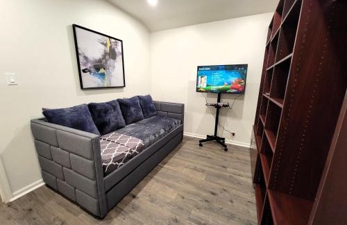Pico - Robertson Apartamento | Perfectly located Pico Robertson ground floor 3 bedroom apartment Walk to restaurants WIFI TV Game Console Parking 5 minutes to Rodeo Drive