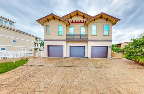 Port Isabel Casa | Perfectly located waterfront getaway with patio, grill, AC, & gorgeous bay views