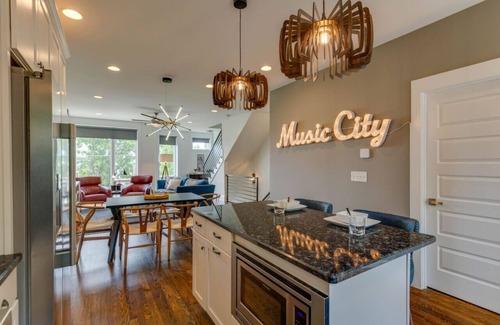 Eighth Avenue Casa | Perfectly located/Walk to bars- Close to Broadway