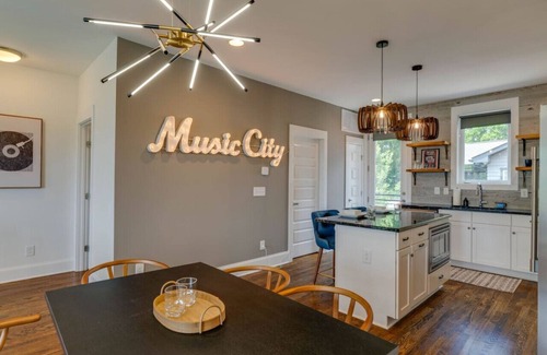 Eighth Avenue Casa | Perfectly located/Walk to bars- Close to Broadway