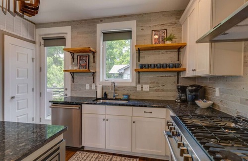 Eighth Avenue Casa | Perfectly located/Walk to bars- Close to Broadway