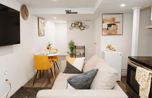 Rosemount Casa | Perfectly Situated Cozy, Private 1 Bedroom Apartment With Separate Entrance