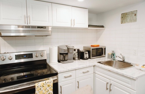 Rosemount Casa | Perfectly Situated Cozy, Private 1 Bedroom Apartment With Separate Entrance