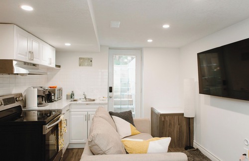 Rosemount Casa | Perfectly Situated Cozy, Private 1 Bedroom Apartment With Separate Entrance