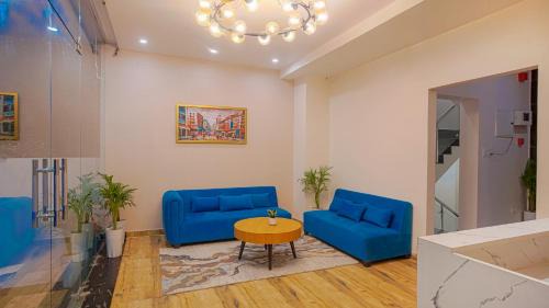 Mahmoorganj Hotel | PerfectStayz Premium Cadillac