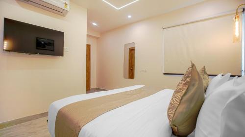 Mahmoorganj Hotel | PerfectStayz Premium Cadillac