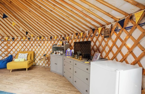 Great Ellingham Alquiler De RV | PERIGNON Luxury Heated Yurt with Private Hot Tub
