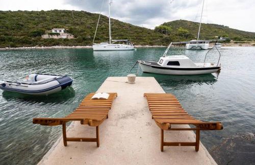Cove Rogacic Apartamento | Perina Haven - Island Vis Beachfront