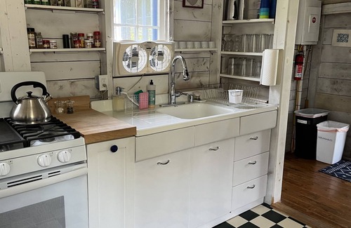 Brooklin Cabaña | PERIWINKLE COTTAGE in Brooklin, Maine