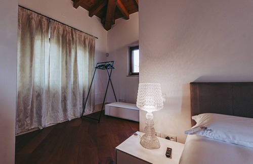 Badia Calavena Cama Y Desayuno | Perla, room with bathroom.Villa Riva, tranquility,at the foot of the Little Dolomites.