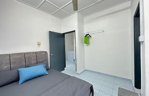 Bandar Baru Permas Jaya Casa | Permas Double Storey 8 Pax WiFi Netflix