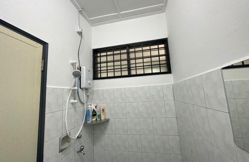 Bandar Baru Permas Jaya Casa | Permas Double Storey 8 Pax WiFi Netflix