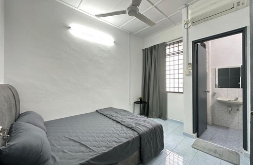 Bandar Baru Permas Jaya Casa | Permas Double Storey 8 Pax WiFi Netflix