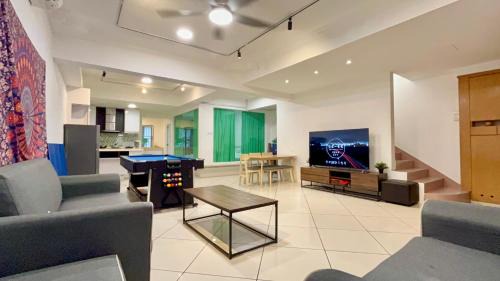Bandar Baru Permas Jaya Casa | Permas Jaya - Pool Table & Family Gathering #4BR4B #14 pax by Cowidea