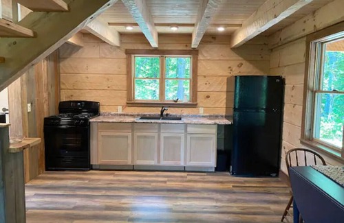 Logan Cabina | Persimmon - Hand hewn private log cabin with views