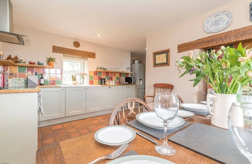 Brynrefail Cabaña | Perthi-Uchaf - a self catering cottage that sleeps 6 guests in 3 bedrooms