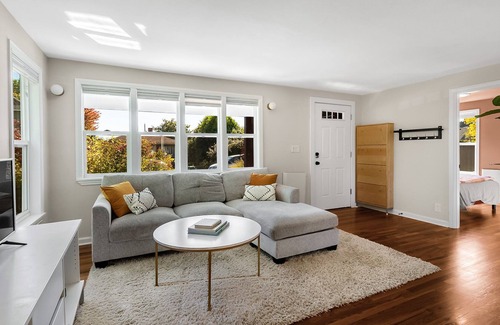 Columbia City Casa | PERU HOUSE: Dreamy, colorful Seattle home with easy access to everywhere!