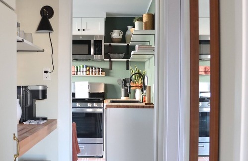 Downers Grove Cabaña | Pet and Family Friendly Cottage in a Quiet Neighborhood