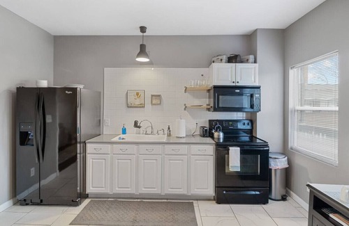 Meridian-Kessler Apartamento | Pet&Baby Friendly 2BR w/ in-unit Laundry *WIFI*