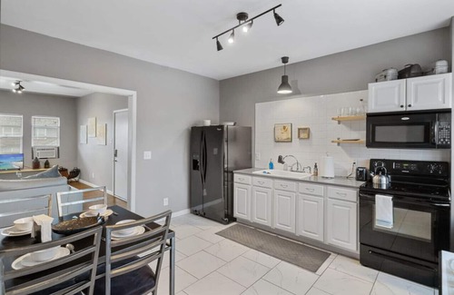 Meridian-Kessler Apartamento | Pet&Baby Friendly 2BR w/ in-unit Laundry *WIFI*