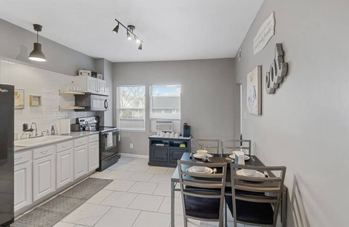 Meridian-Kessler Apartamento | Pet&Baby Friendly 2BR w/ in-unit Laundry *WIFI*