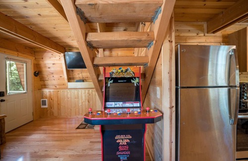 Meadow View Heights Cabina | Pet & Family Friendly Rustic Relaxation Near Parks
