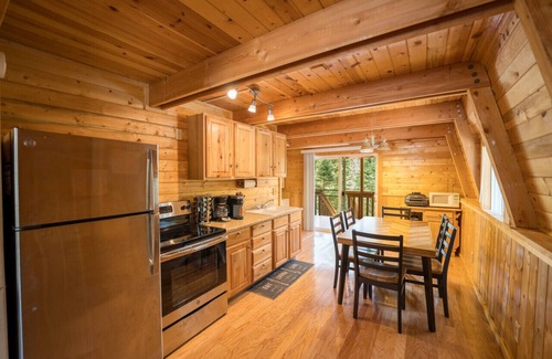 Meadow View Heights Cabina | Pet & Family Friendly Rustic Relaxation Near Parks