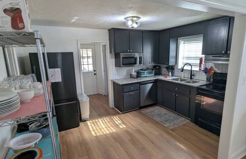 Cartersville Casa | Pet & family friendly home with Arcade Game!