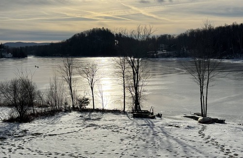 Notre-Dame-de-Pontmain Cabaña | Pet Friendly Waterfront Cottage in a secluded bay