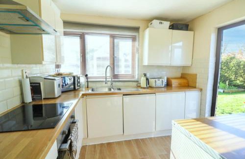 Purleigh Casa | Pet Friendly Home in Chelmsford-Hot Tub-Sleeps 6