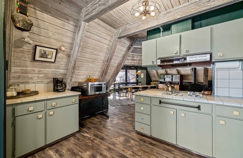 McCall Casa | Pet Friendly, 10 Guests, Walking Distance to Payette Lake/Downtown, Hot Tub!