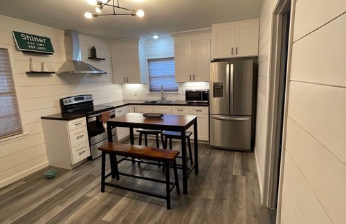 Shiner Casa | Pet friendly 2/1 home - 1 block to downtown Shiner