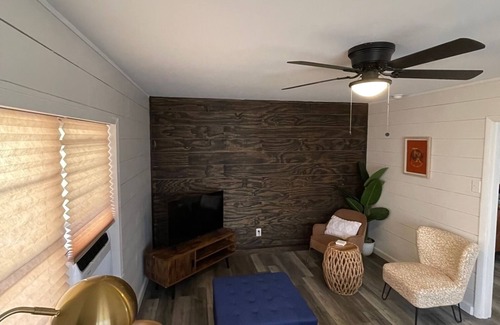 Shiner Casa | Pet friendly 2/1 home - 1 block to downtown Shiner