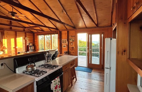 North Eastham Cabaña | Pet friendly 2 Bed Rustic Cape Cottage -1 minute walk to Kingsbury Beach
