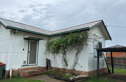 Grafton Casa | Pet Friendly 2 Bedroom Cottage with Yard