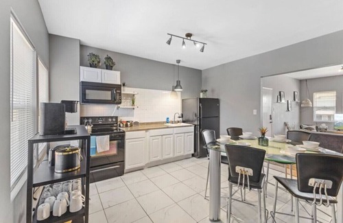 Meridian-Kessler Apartamento | Pet Friendly 2BR Convenient to Stadium & Downtown