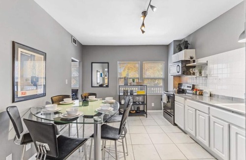 Meridian-Kessler Apartamento | Pet Friendly 2BR Convenient to Stadium & Downtown