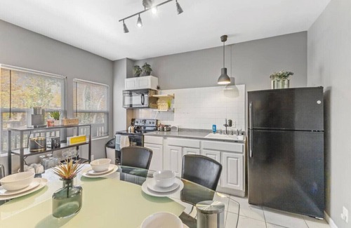 Meridian-Kessler Apartamento | Pet Friendly 2BR Convenient to Stadium & Downtown