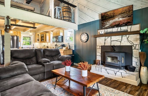 Kodak Cabina | Stunning Hillside Cabin w/ Hot Tub & Game Room