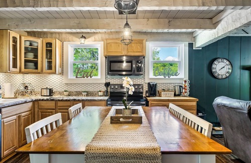Kodak Cabina | Stunning Hillside Cabin w/ Hot Tub & Game Room