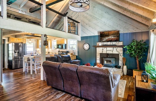 Kodak Cabina | Stunning Hillside Cabin w/ Hot Tub & Game Room