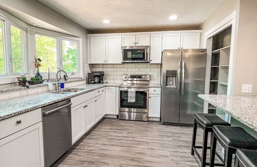 Millard Casa | Pet Friendly 3BR Home w/ Private Deck + Puppy Shed