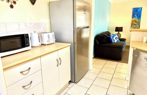 Encounter Bay Casa | Pet-Friendly 4-Bedroom Lakeside Getaway with BBQ, Private Jetty & Stunning Views - Stay 4 Nights, Pay Only 3 (June - August 2025)