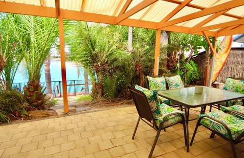 Encounter Bay Casa | Pet-Friendly 4-Bedroom Lakeside Getaway with BBQ, Private Jetty & Stunning Views - Stay 4 Nights, Pay Only 3 (June - August 2025)