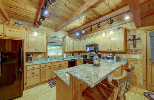 Tate Cabina | PET Friendly 4 Bed LOG CABIN! Golfing, Two Pools, Hiking & Private Fishing Lake!