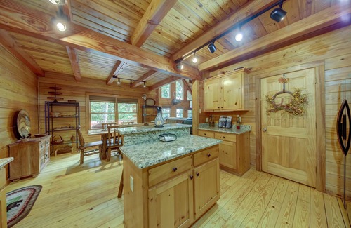 Tate Cabina | PET Friendly 4 Bed LOG CABIN! Golfing, Two Pools, Hiking & Private Fishing Lake!