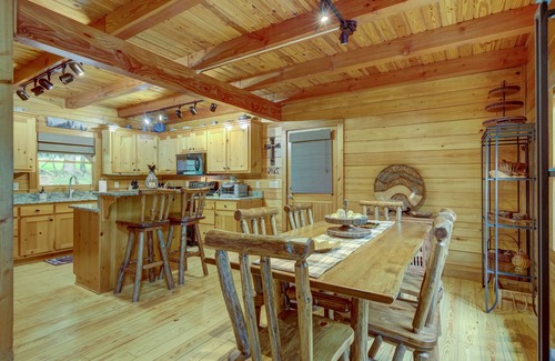 Tate Cabina | PET Friendly 4 Bed LOG CABIN! Golfing, Two Pools, Hiking & Private Fishing Lake!