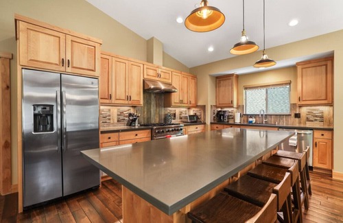 Tahoe Paradise Cabina | Pet-Friendly 4BR | Hot Tub & Fireplace | Sleeps 8